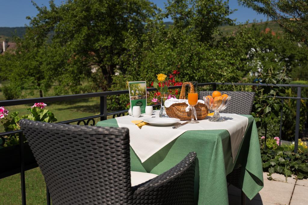 Donauhof - Hotel Garni ไวส์เซินเคียร์เชิน อินแดร์ วาคเอา ภายนอก รูปภาพ